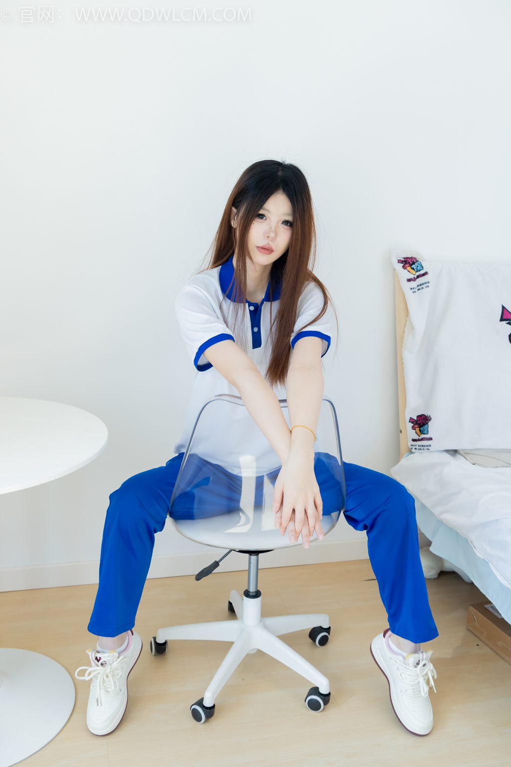勿恋传媒 NO.2301 曲奇-板鞋、白短棉袜、裸足、校服 [150P/1V/3.40G] 其它写真-第1张
