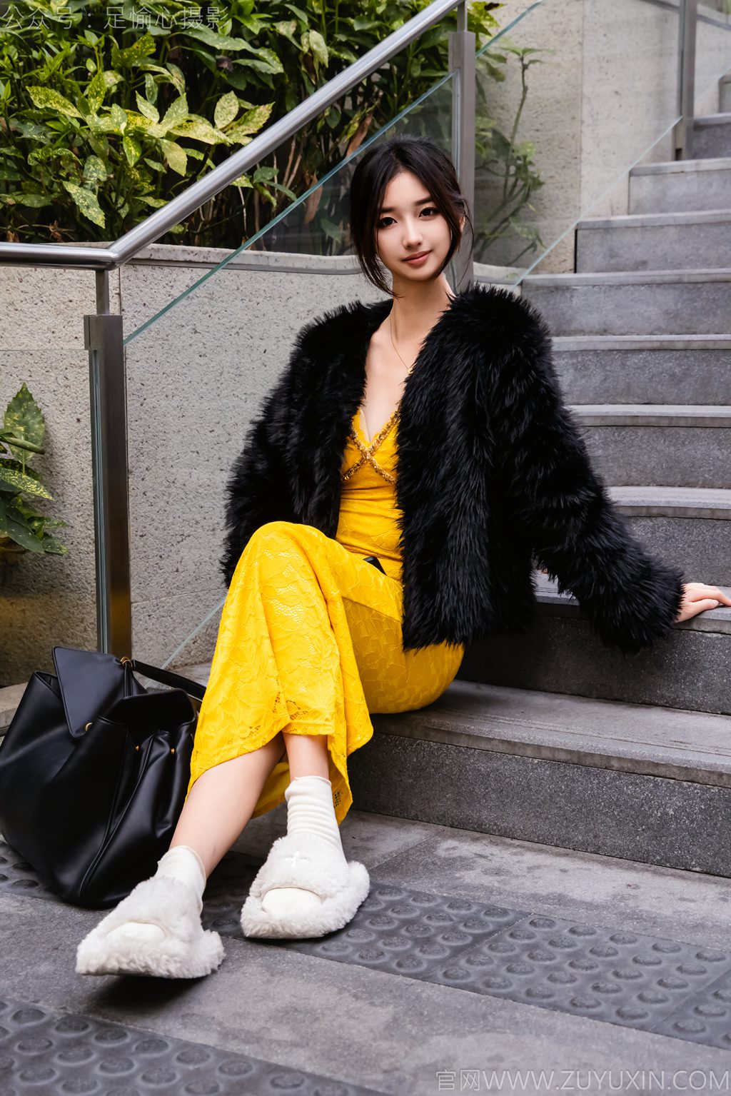 [足愉心摄影] NO.010 模特星朵（搭配：黑色毛衫、黄色连衣裙、绒毛拖鞋、白色棉袜、裸足）（完整版）[110P/2V/7.90G] 年费专享-第4张