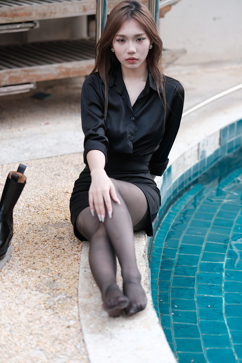 淼水映像@黄悦领-羊羊的蓝黑组合1：短靴黑丝袜泳池玩水[164P/7V/8.15GB] 单购-第4张