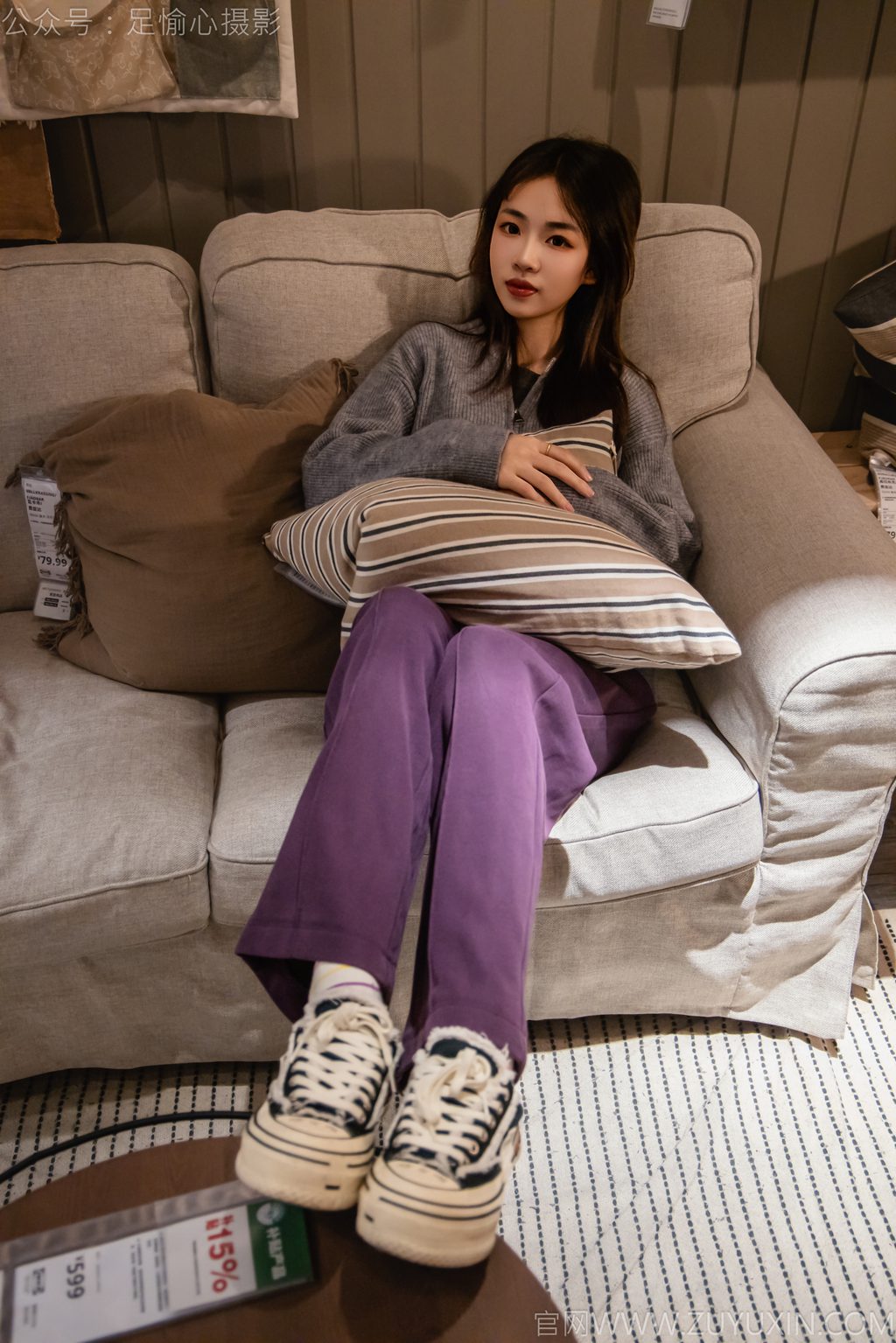 [足愉心摄影] NO.016 模特软软（搭配：灰色线套、紫色长裤、帆布鞋、卡通棉袜、裸足）（完整版）[110P/2V/6.59G] 年费专享-第4张
