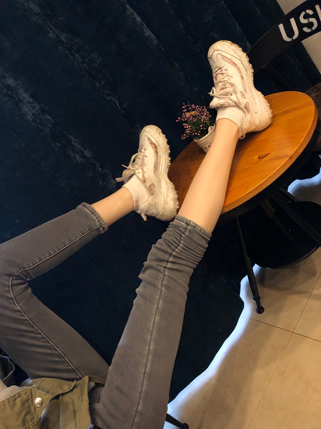 本足摄影-048期 老哥约大学城妹子出来看电影后到酒店玩舔美脚[99P/1V/639MB] 年费专享-第4张