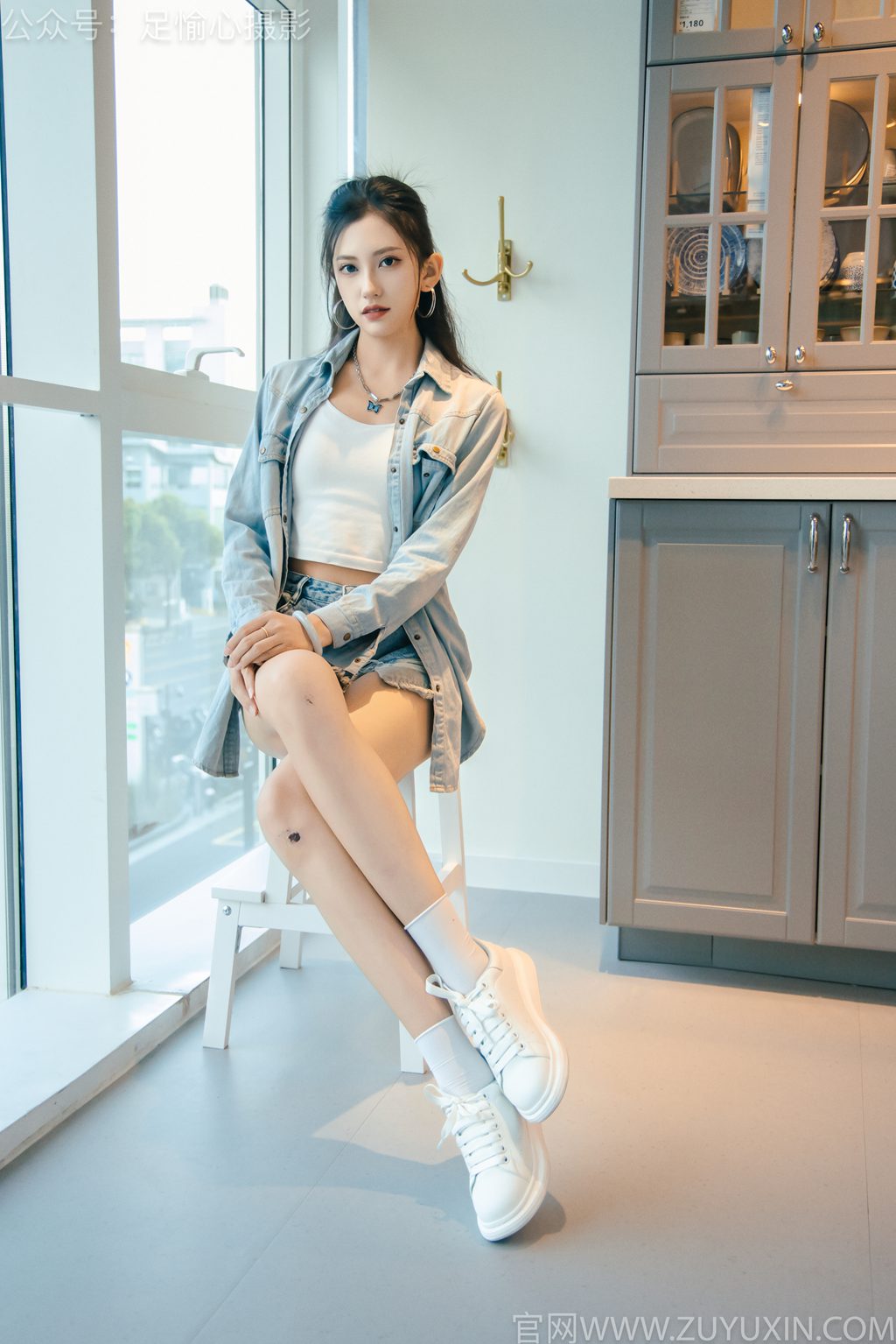 足愉心摄影-第1期：模特可乐（搭配：白T、牛仔短裤、板鞋、白棉袜、裸足）（完整版）[122P-2V-2.36GB] 年费专享-第4张