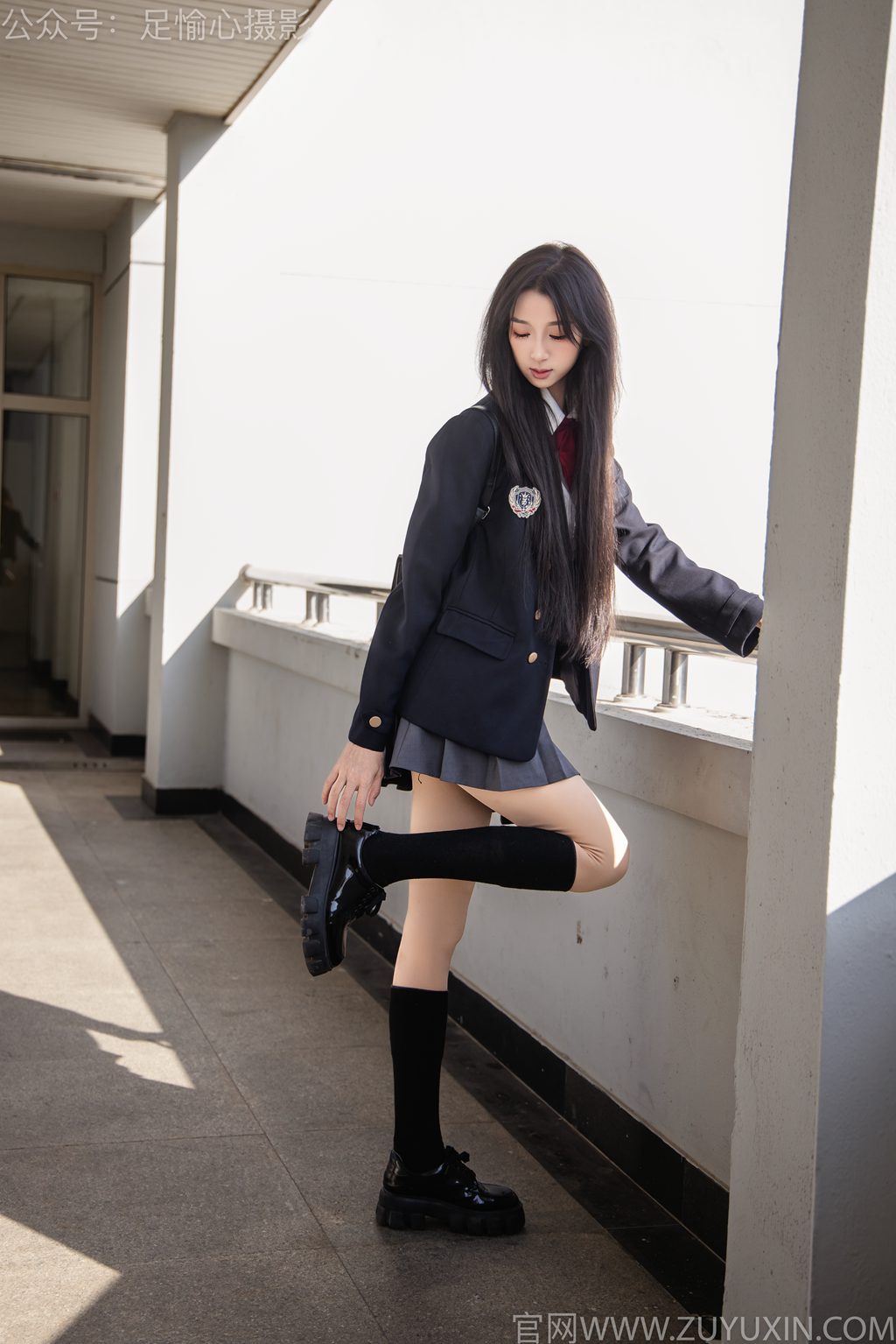 [足愉心摄影] NO.006 模特云悦（搭配：JK制服、皮鞋、黑色长筒袜、肉色踩脚袜、裸足）（基础版）[110P/2.18G] 年费专享-第3张