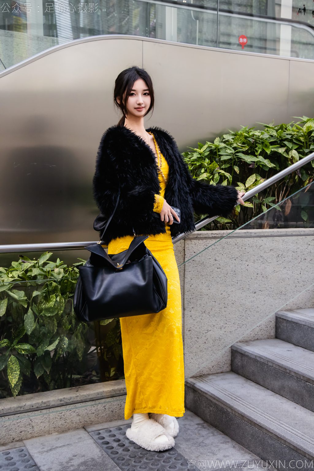 [足愉心摄影] NO.010 模特星朵（搭配：黑色毛衫、黄色连衣裙、绒毛拖鞋、白色棉袜、裸足）（完整版）[110P/2V/7.90G] 年费专享-第3张