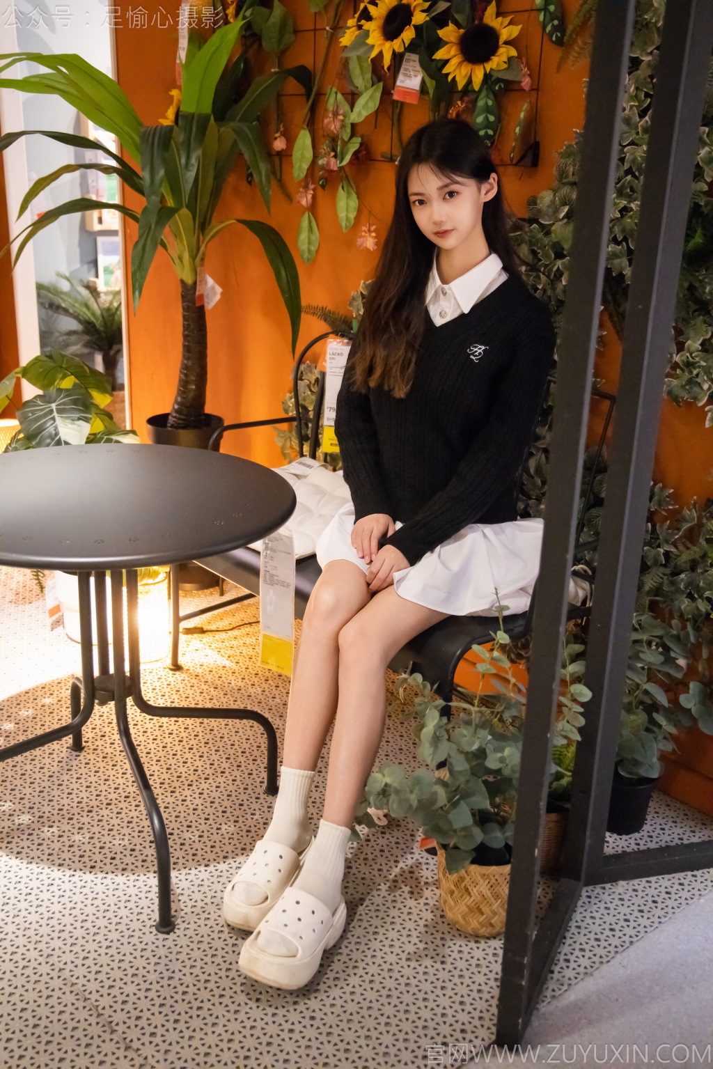 [足愉心摄影] NO.NO.013 模特鹿鹿（搭配：黑色毛衣、白色短裙、洞洞鞋、白色棉袜、裸足）（完整版）[110P/2V/11.77G] 年费专享-第3张