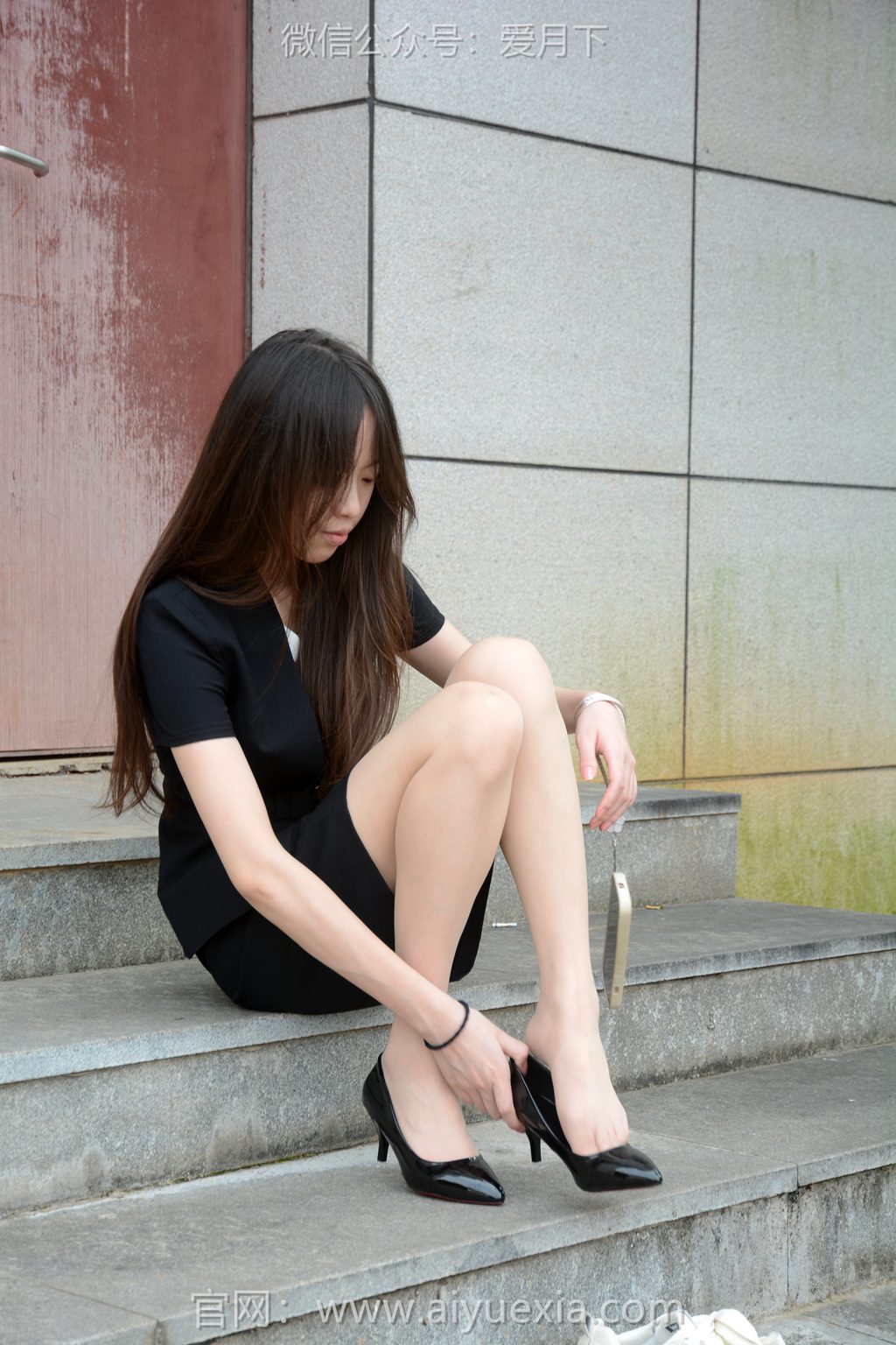 [爱月下] NO.015 情情~【正装OL】这是我人生第一次正儿八经的穿属于自己的高跟鞋（花絮版）[110P/1V/6.23G] 年费专享-第3张