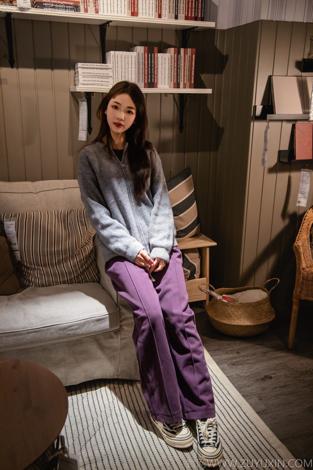 [足愉心摄影] NO.016 模特软软（搭配：灰色线套、紫色长裤、帆布鞋、卡通棉袜、裸足）（完整版）[110P/2V/6.59G] 年费专享-第3张