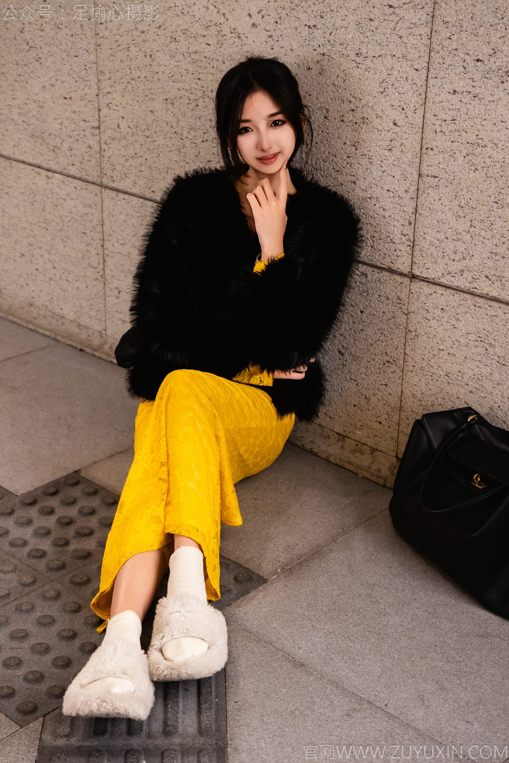 [足愉心摄影] NO.010 模特星朵（搭配：黑色毛衫、黄色连衣裙、绒毛拖鞋、白色棉袜、裸足）（完整版）[110P/2V/7.90G] 年费专享-第2张