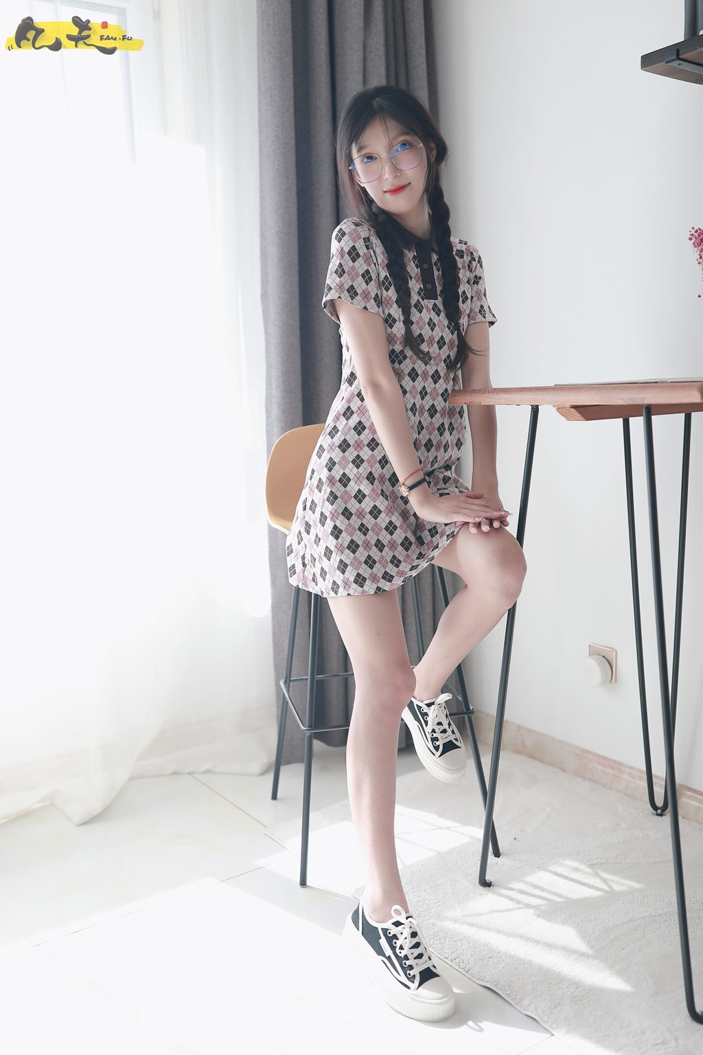 凡夫摄影-HH0006-夏妹 板鞋白棉袜裸足 [208P/1V/3.47GB] 凡夫摄影-第2张