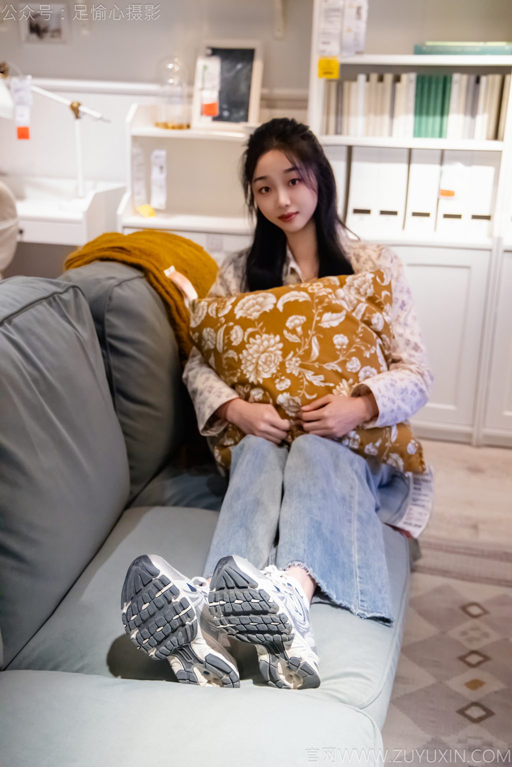 [足愉心摄影] NO.012 模特奶芙（搭配：碎花衬衫、牛仔长裤、运动鞋、白色棉袜、裸足）（完整版）[110P/2V/7.78G] 年费专享-第2张