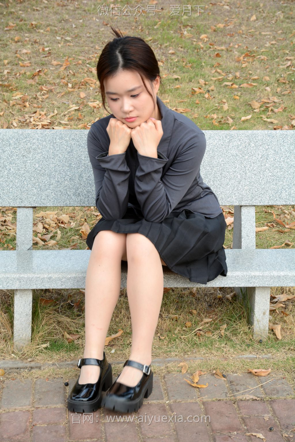 [爱月下] NO.006 茜茜~【灰色小JK】这身灰色小JK被我穿出了正装的感觉！[100P/1V/3.06G] 年费专享-第2张