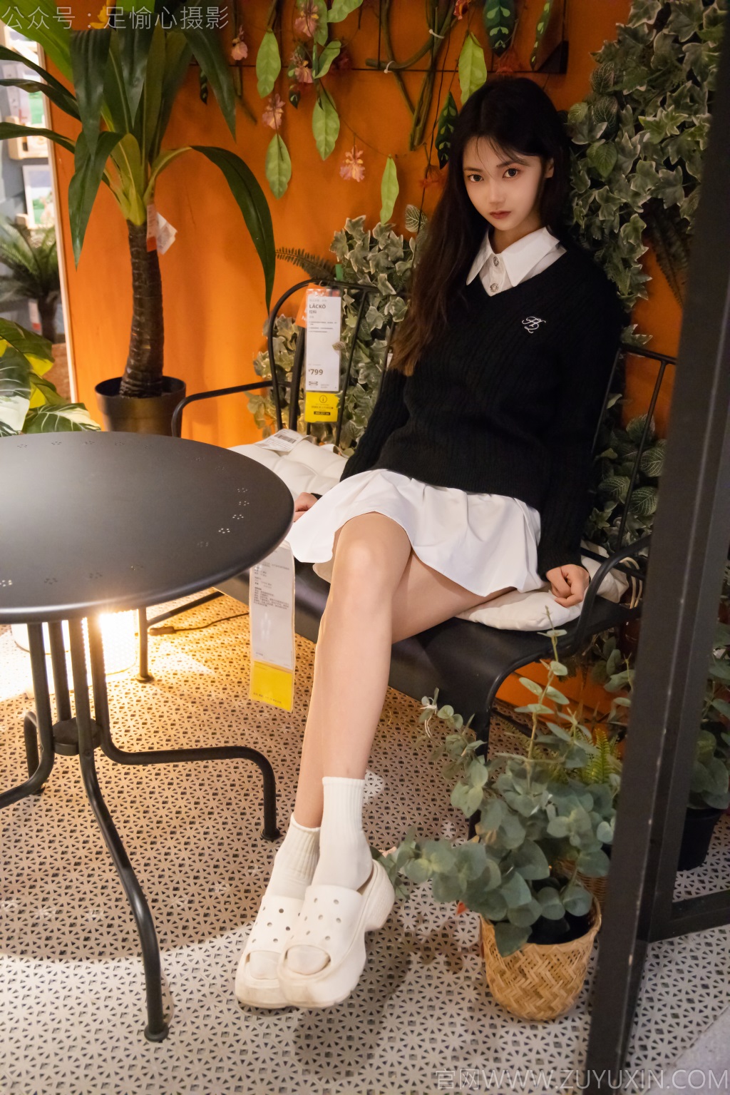 [足愉心摄影] NO.NO.013 模特鹿鹿（搭配：黑色毛衣、白色短裙、洞洞鞋、白色棉袜、裸足）（完整版）[110P/2V/11.77G] 年费专享-第2张