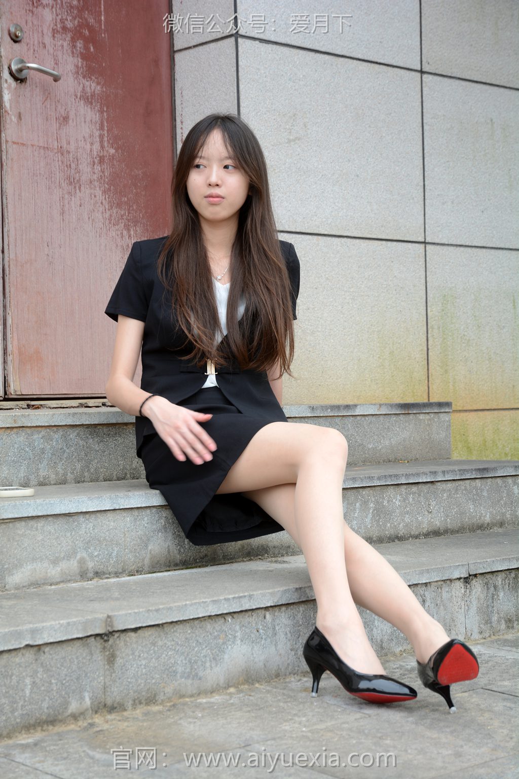 [爱月下] NO.015 情情~【正装OL】这是我人生第一次正儿八经的穿属于自己的高跟鞋（花絮版）[110P/1V/6.23G] 年费专享-第2张
