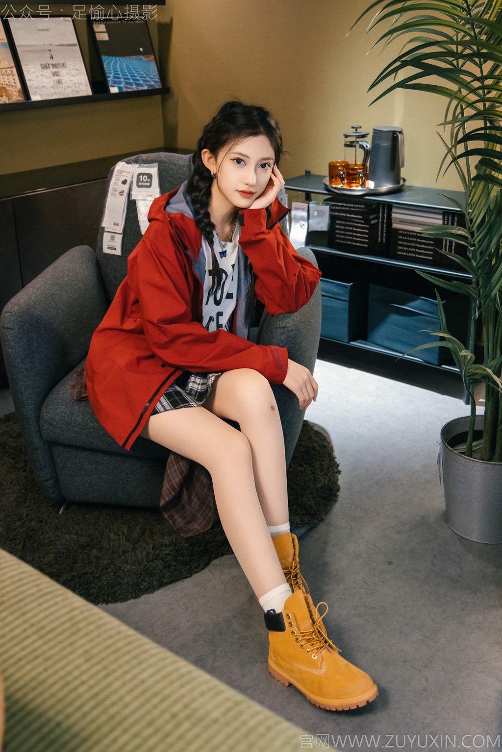 [足愉心摄影] NO.015 模特可乐（搭配：红色夹克、白T、短裙、马丁靴、肉丝色袜、白棉袜）（完整版）[120P/2V/12.8G] 年费专享-第2张