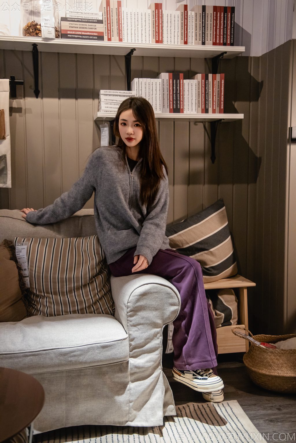 [足愉心摄影] NO.016 模特软软（搭配：灰色线套、紫色长裤、帆布鞋、卡通棉袜、裸足）（完整版）[110P/2V/6.59G] 年费专享-第2张