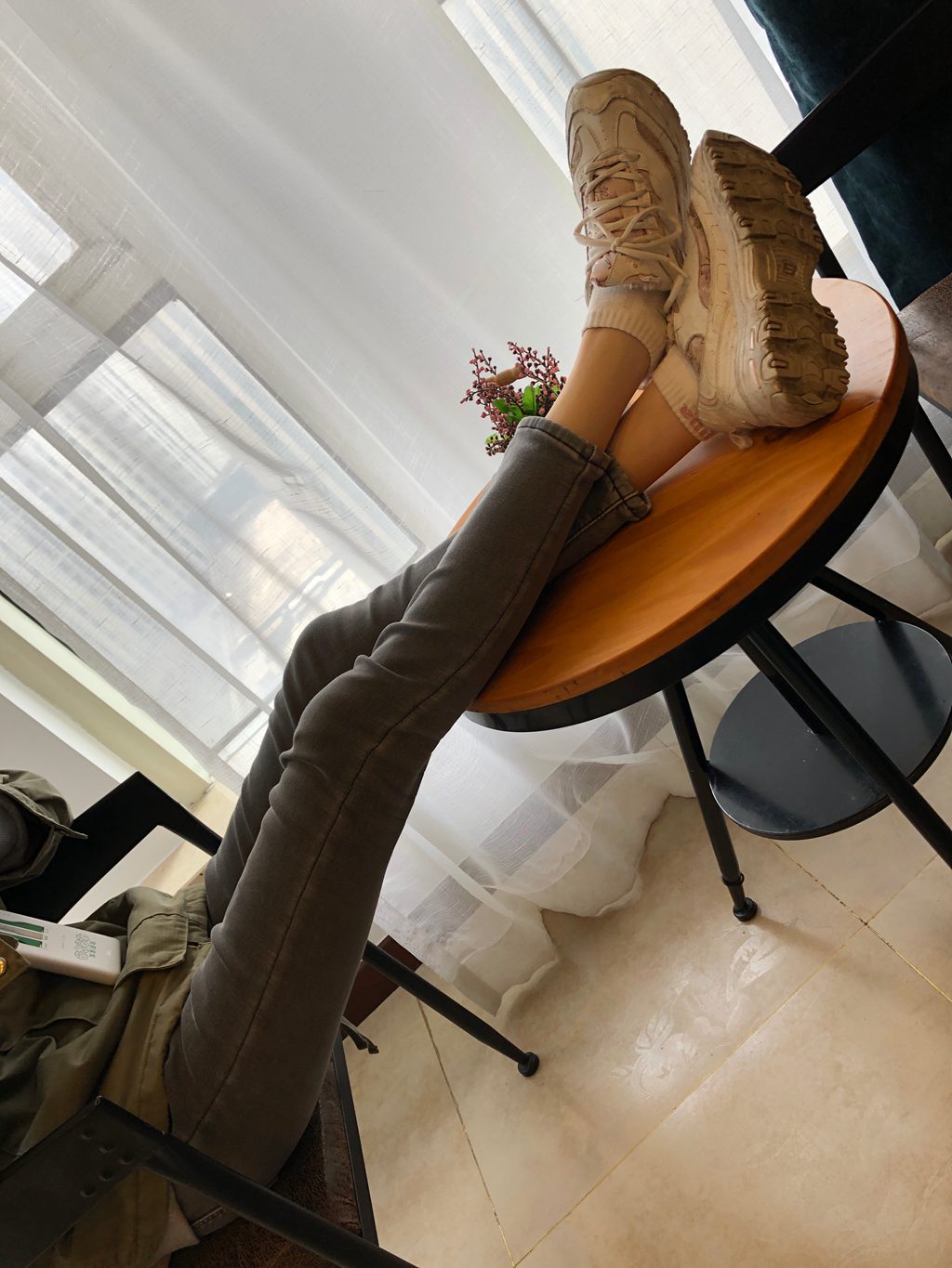 本足摄影-048期 老哥约大学城妹子出来看电影后到酒店玩舔美脚[99P/1V/639MB] 年费专享-第2张