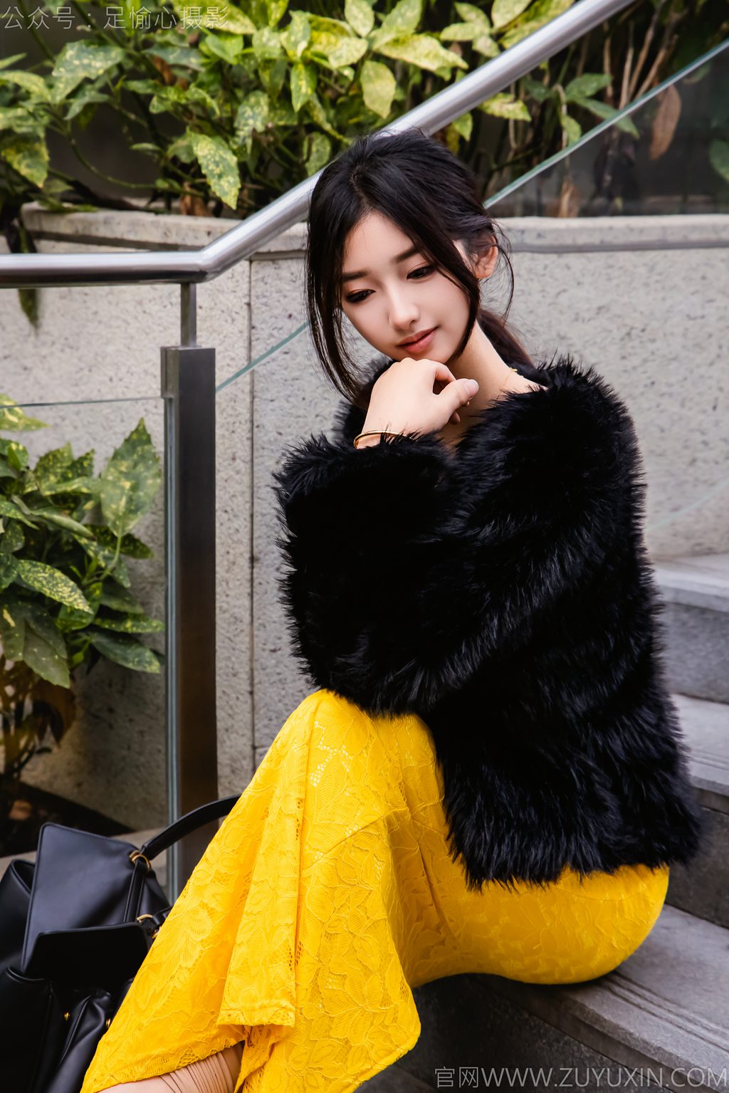 [足愉心摄影] NO.010 模特星朵（搭配：黑色毛衫、黄色连衣裙、绒毛拖鞋、白色棉袜、裸足）（完整版）[110P/2V/7.90G] 年费专享-第1张