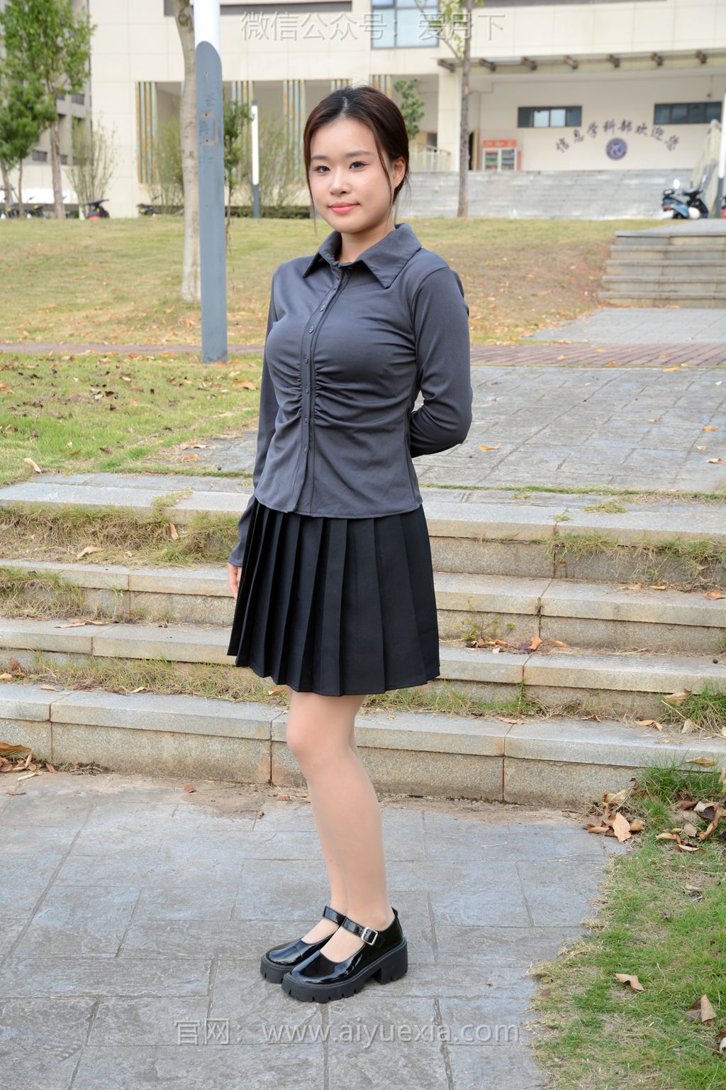 [爱月下] NO.006 茜茜~【灰色小JK】这身灰色小JK被我穿出了正装的感觉！[100P/1V/3.06G] 年费专享-第1张