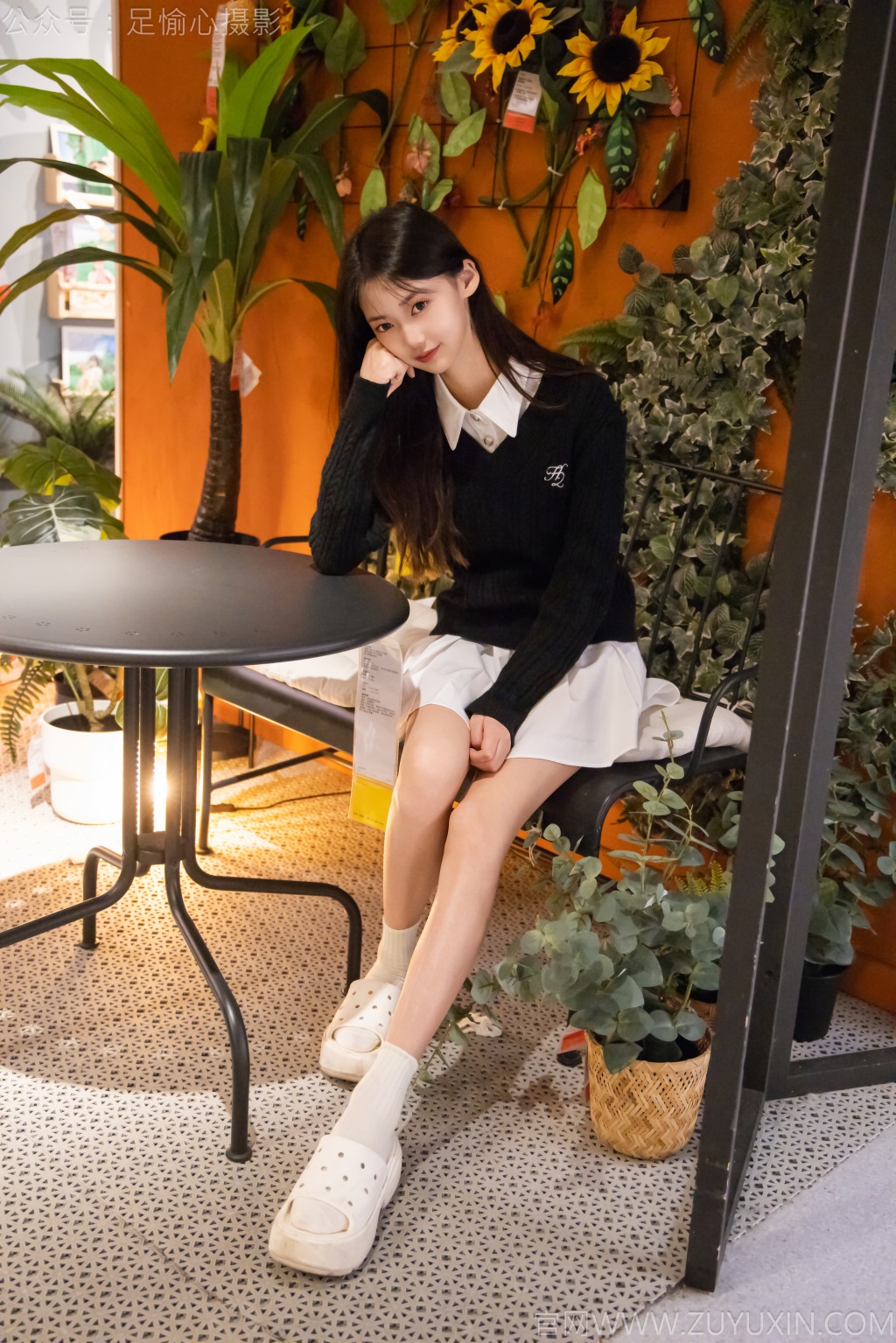 [足愉心摄影] NO.NO.013 模特鹿鹿（搭配：黑色毛衣、白色短裙、洞洞鞋、白色棉袜、裸足）（完整版）[110P/2V/11.77G] 年费专享-第1张
