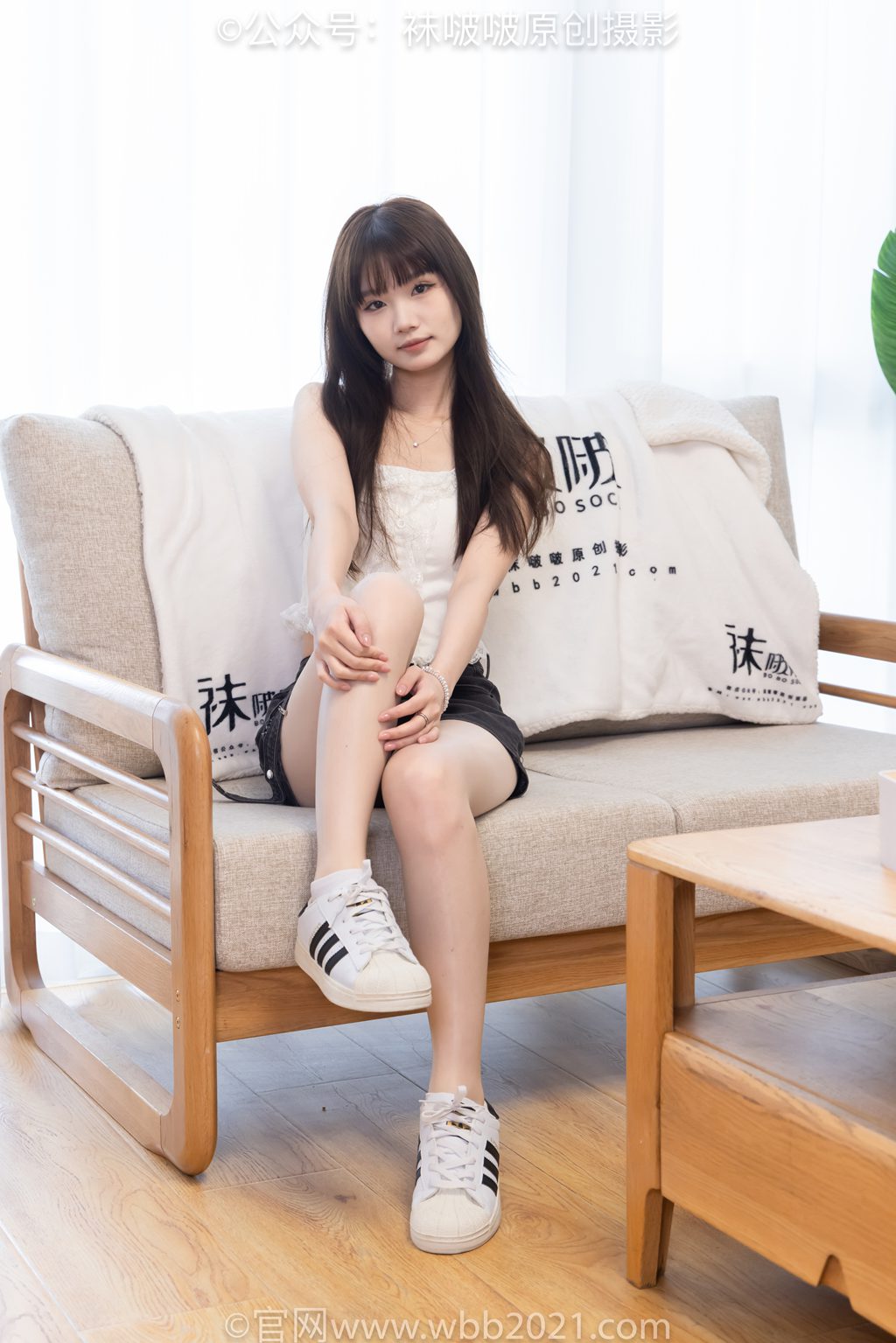 [BoBoSocks袜啵啵] NO.570 甜甜圈-板鞋、白棉袜、油亮肉丝 [150P/1V/5.87GB] 年费专享-第1张