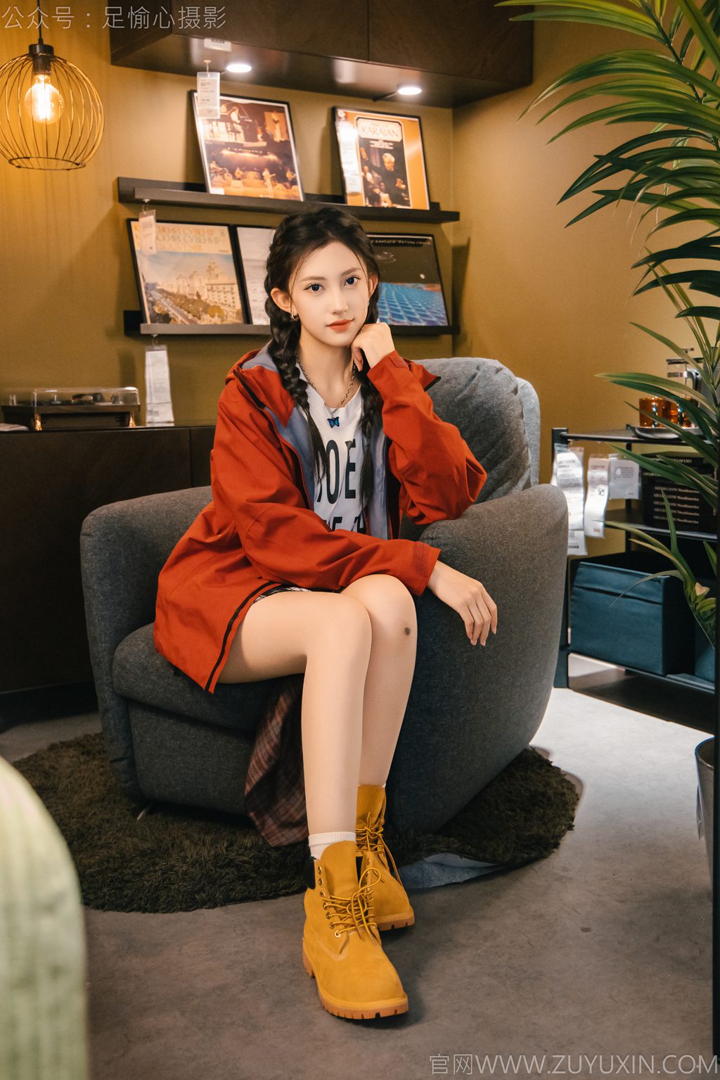 [足愉心摄影] NO.015 模特可乐（搭配：红色夹克、白T、短裙、马丁靴、肉丝色袜、白棉袜）（完整版）[120P/2V/12.8G] 年费专享-第1张