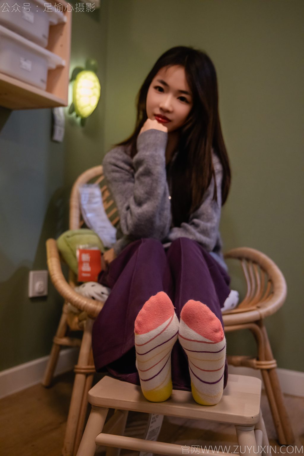 [足愉心摄影] NO.016 模特软软（搭配：灰色线套、紫色长裤、帆布鞋、卡通棉袜、裸足）（完整版）[110P/2V/6.59G] 年费专享-第1张