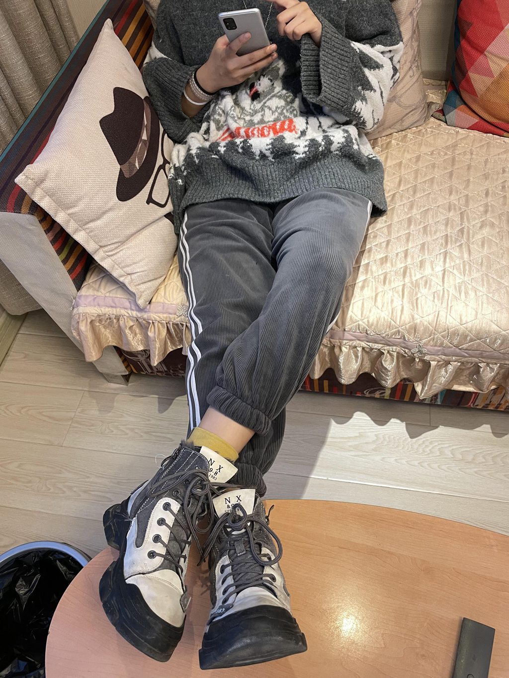 本足摄影-047期 可爱圆脸妹妹小黄袜捧起裸足大口舔[94P/1V/1.29GB] 年费专享-第1张