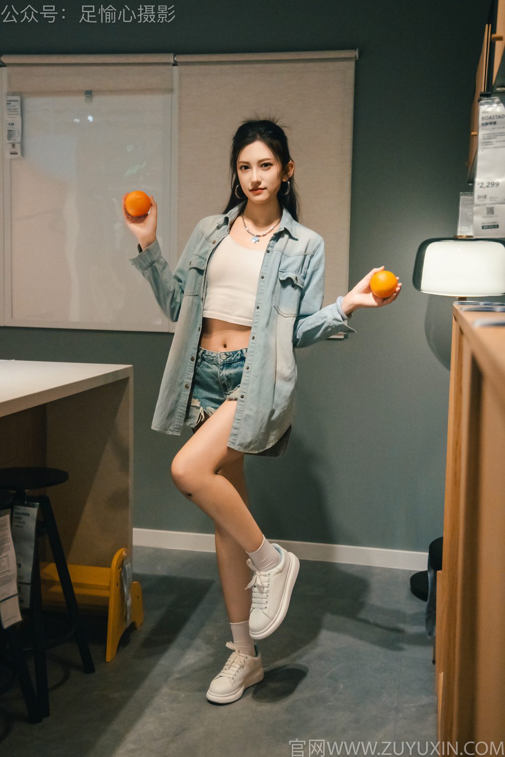 足愉心摄影-第1期：模特可乐（搭配：白T、牛仔短裤、板鞋、白棉袜、裸足）（完整版）[122P-2V-2.36GB] 年费专享-第1张