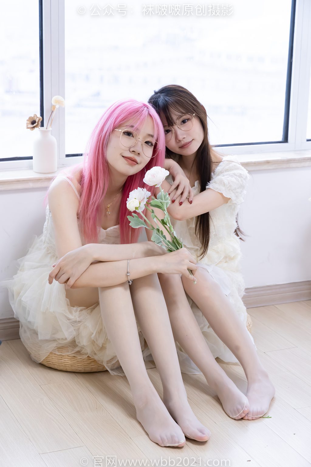 [BoBoSocks袜啵啵] NO.563 小甜豆&甜甜圈-高跟鞋、油亮白丝、裸足 [215P/1V/7.87G] 年费专享-第1张