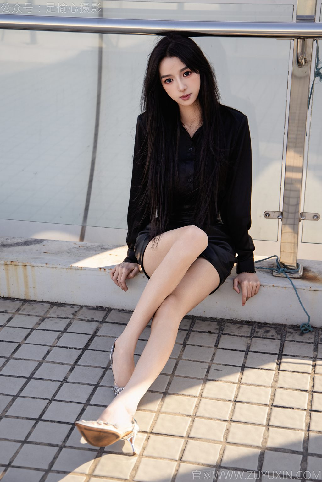 [足愉心摄影] NO.020 模特云悦（搭配：黑色衬衫、皮裙、高跟鞋、裸足）（完整版）[120P/2V/11.5G] 年费专享-第4张