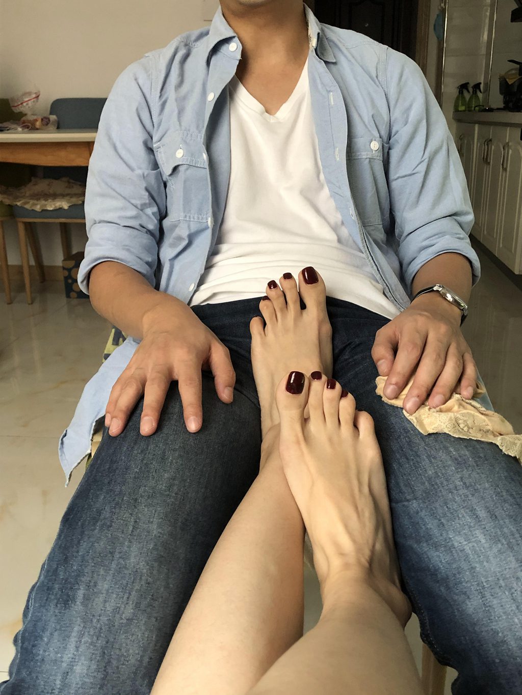 本足摄影-055期 约来附近的大学生脱她的AJ板鞋玩舔船袜裸足[50P/1V/501MB] 年费专享-第4张