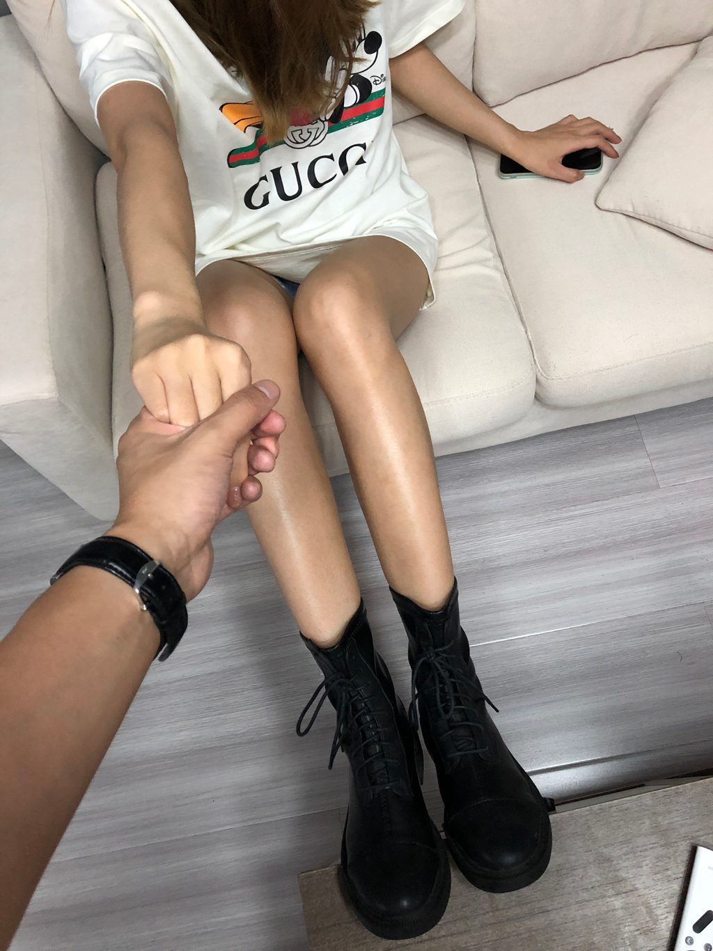 本足摄影-057期 约来万粉小网红脱掉夏日短靴激情舔舐美足[44P/1V/495MB] 年费专享-第4张