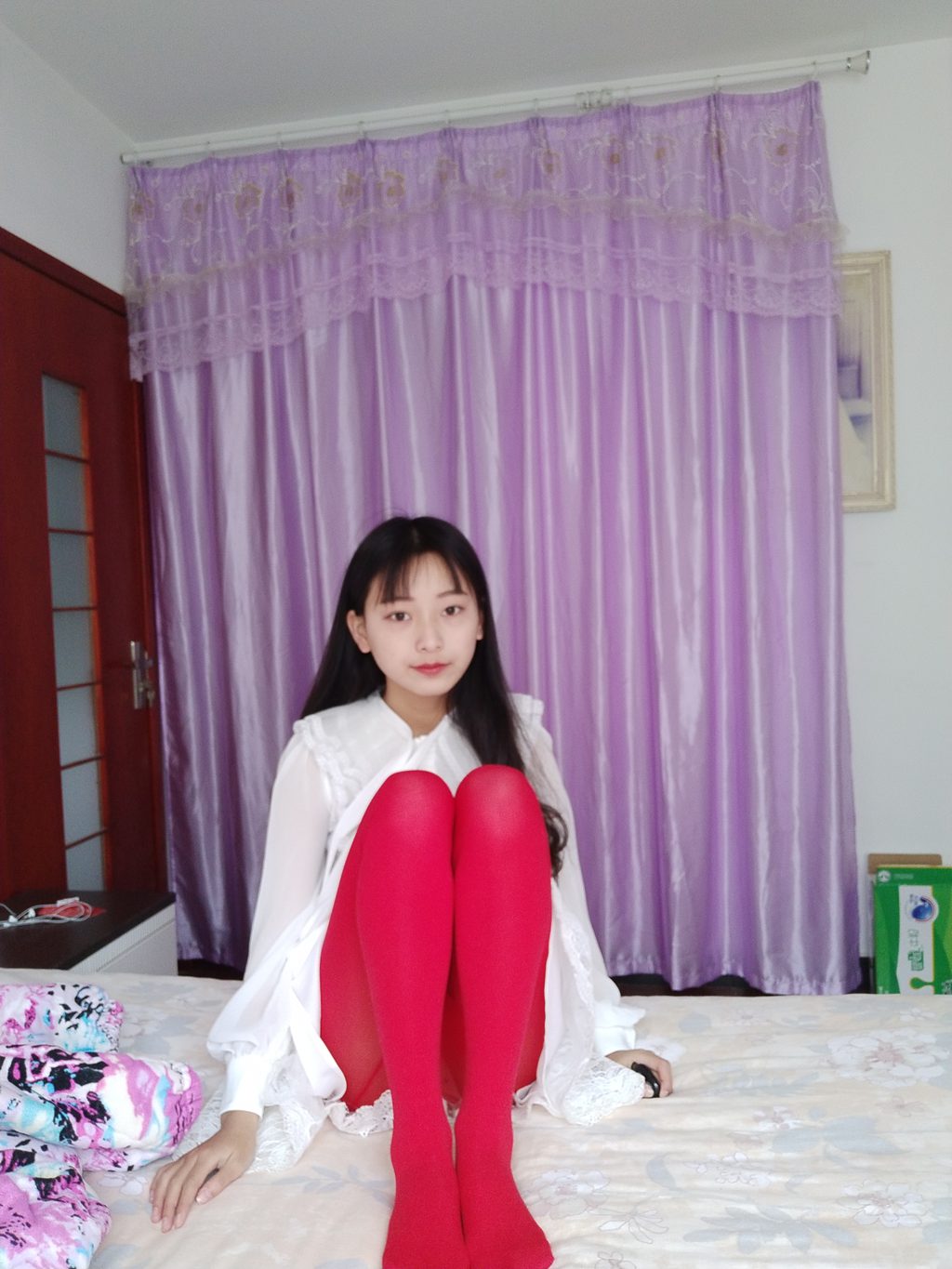 微博人气Coser@蓓蓓-居家白裙子厚红丝连裤袜[67P-269M] 网红写真-第4张