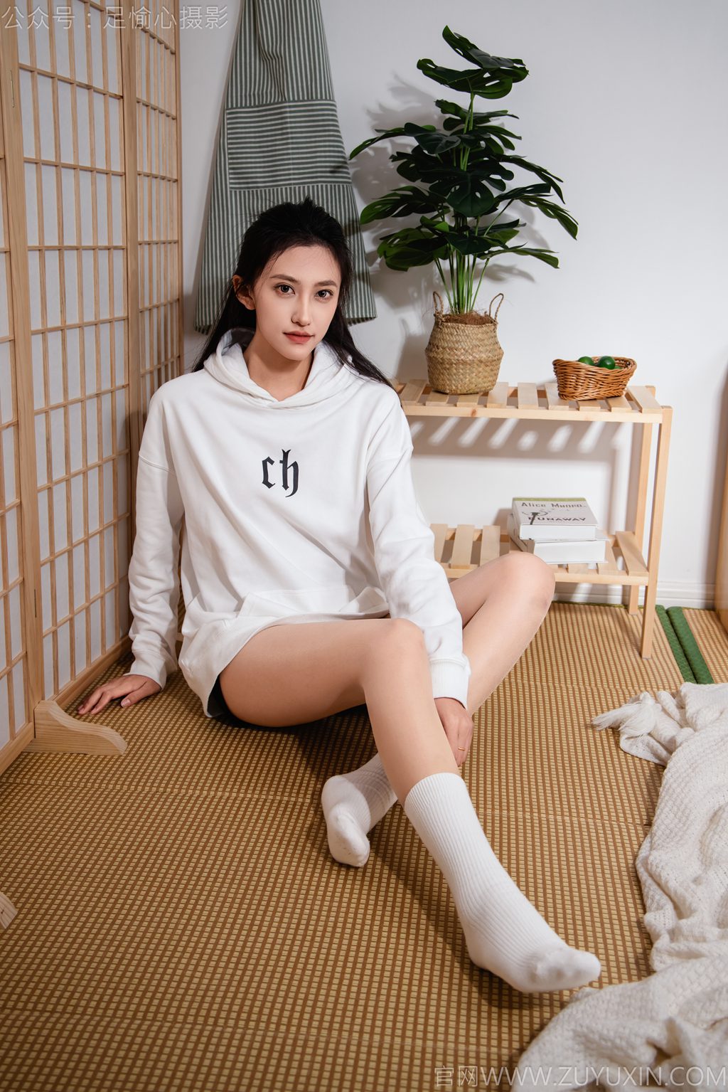 [足愉心摄影] NO.022 模特可乐（搭配：白色卫衣、黑色打底裤、运动鞋、肉丝色袜、白色长筒棉袜）（完整版）[110P/1V/7.52G] 年费专享-第4张