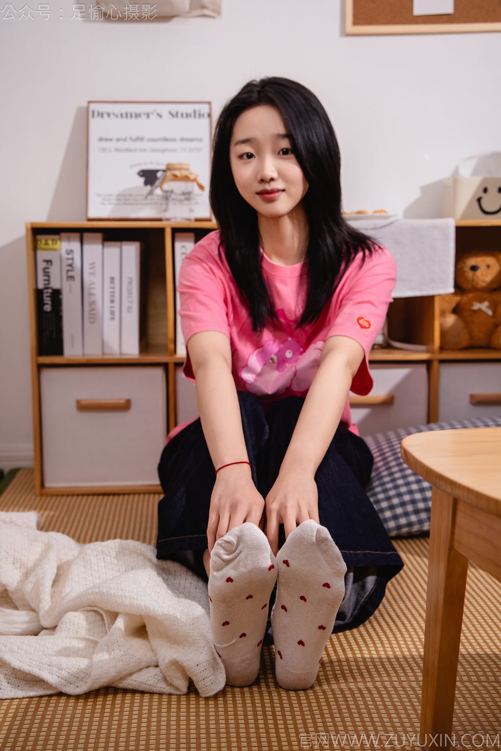 [足愉心摄影] NO.018 模特奶芙（搭配：粉色T恤、牛仔长裤、运动鞋、白色棉袜、裸足）（完整版）[110P/2V/16.32G] 年费专享-第4张