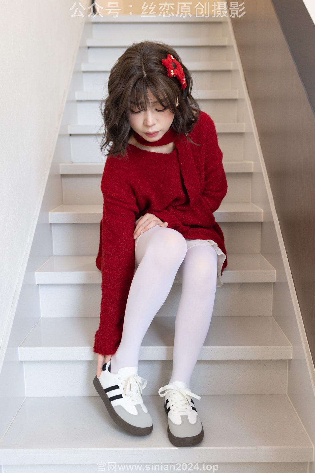 [丝恋摄影] NO.010 泡芙-厚白丝，白板鞋，红毛衣（花絮版）[228P/1V/3.13G] 丝恋摄影-第4张