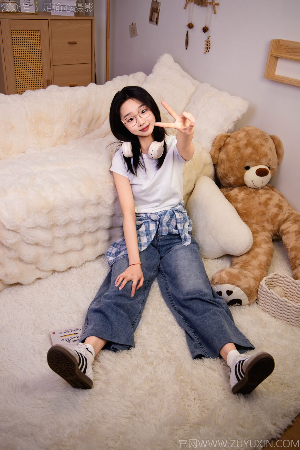 [足愉心摄影] NO.027 模特奶芙（搭配：白色T恤、牛仔长裤、德训鞋、白色棉袜、裸足）（完整版）[110P/2V/19.4G] 年费专享-第4张