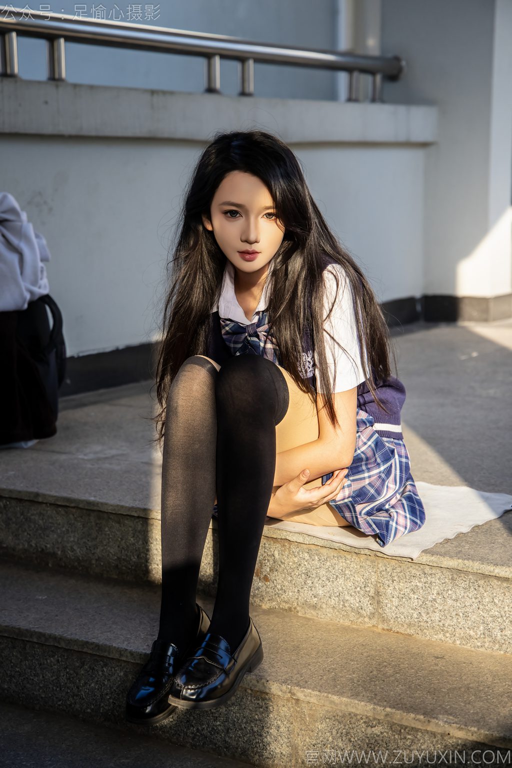 [足愉心摄影] NO.019 模特果酱（搭配：JK制服、小皮鞋、黑色丝袜、肉色打底裤）（完整版）[109P/2V/5.77G] 年费专享-第4张