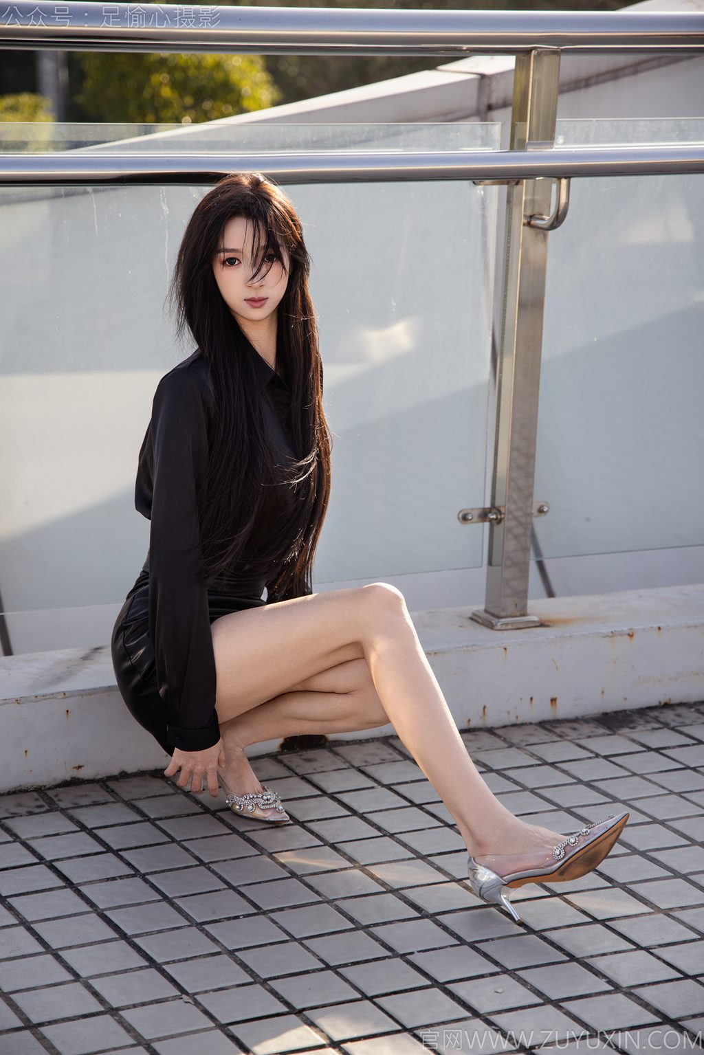 [足愉心摄影] NO.020 模特云悦（搭配：黑色衬衫、皮裙、高跟鞋、裸足）（完整版）[120P/2V/11.5G] 年费专享-第3张