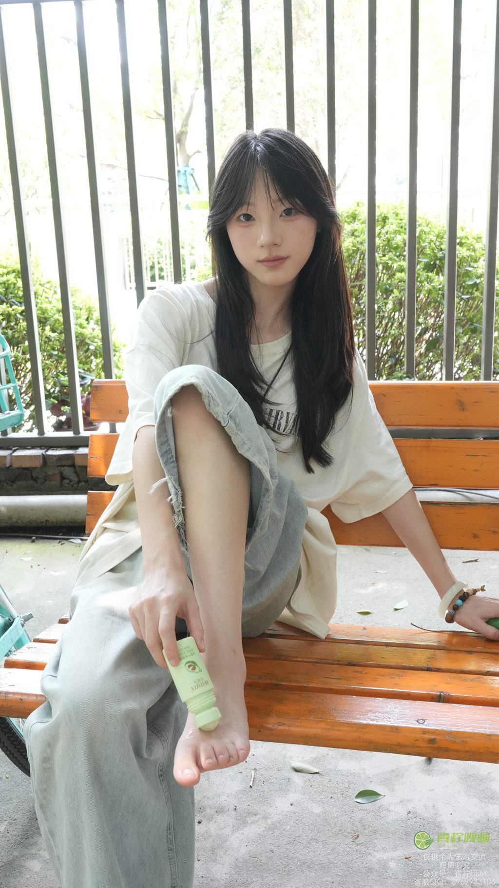 [青柠映画] NO.042 阿慌 足跟干裂凝露素材（共享单车，裸足涂抹润足霜）（全套版）[133P/2V/9.50G] 年费专享-第3张