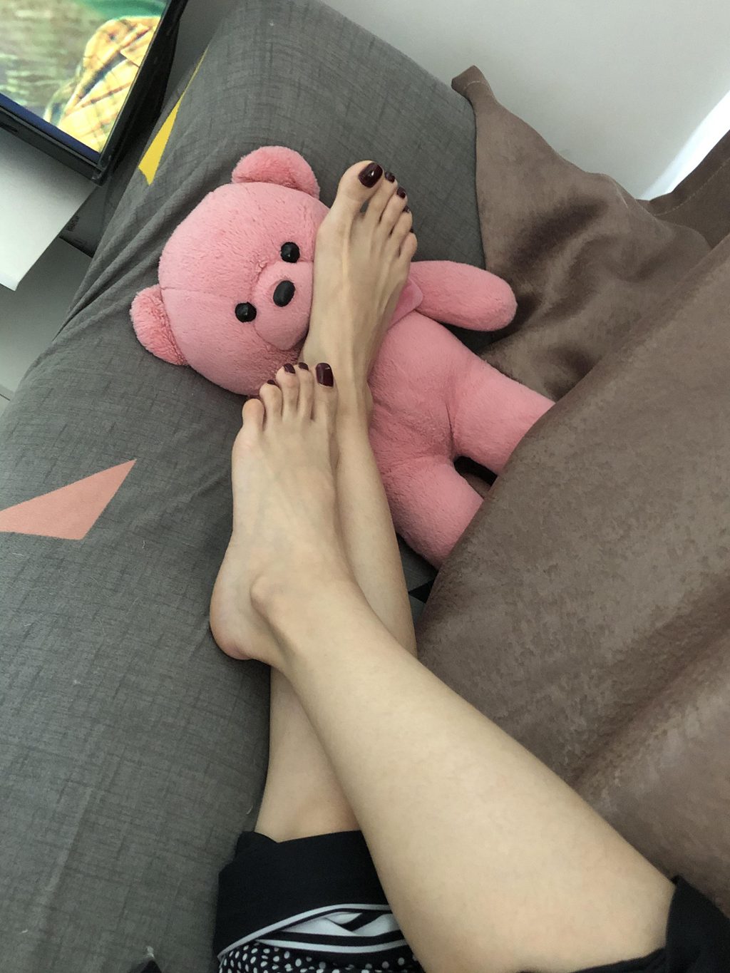 本足摄影-055期 约来附近的大学生脱她的AJ板鞋玩舔船袜裸足[50P/1V/501MB] 年费专享-第3张