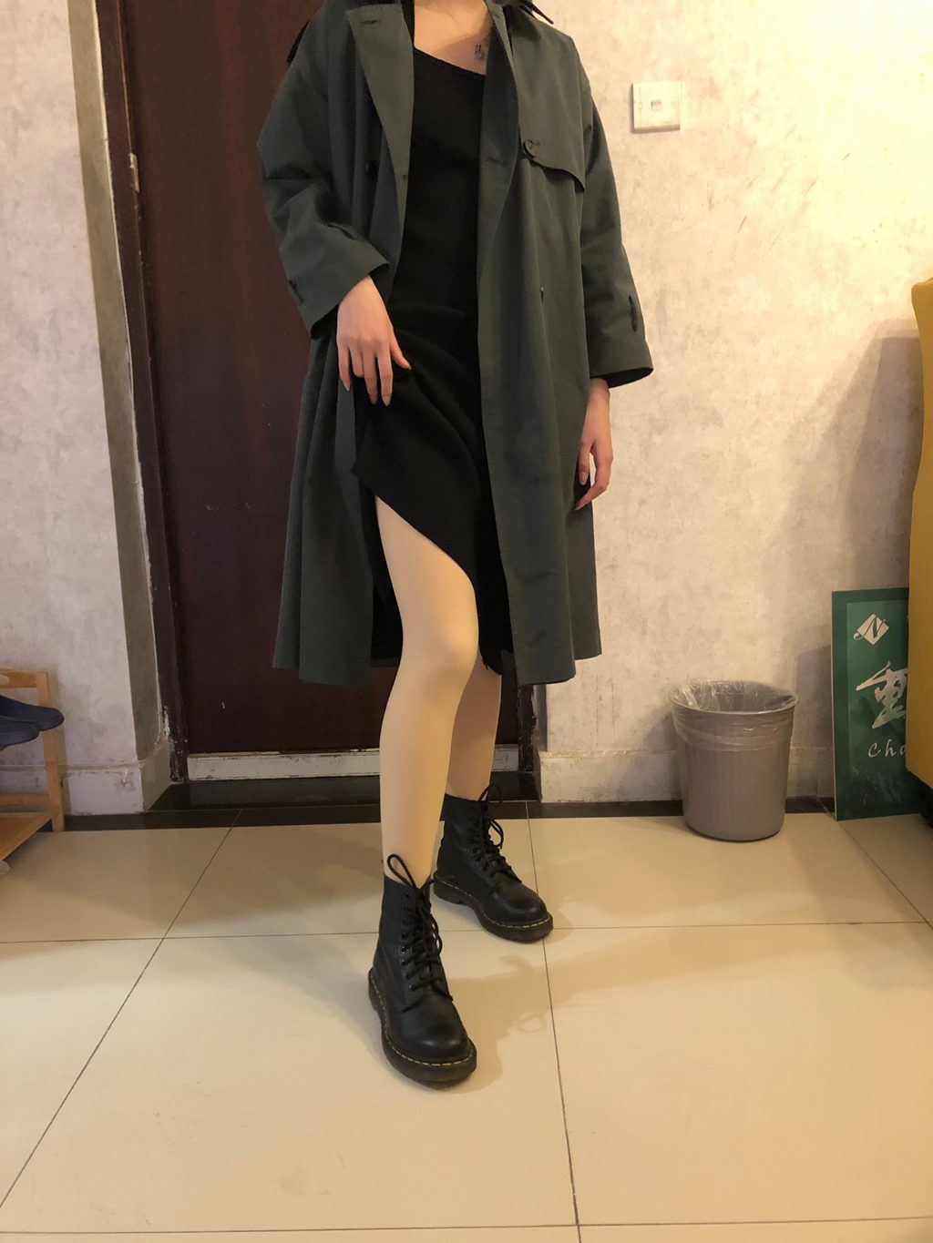 本足摄影-056期 约来校园的风衣小女神脱掉靴子舔她的超嫩脚底[62P/1V/340MB] 年费专享-第3张