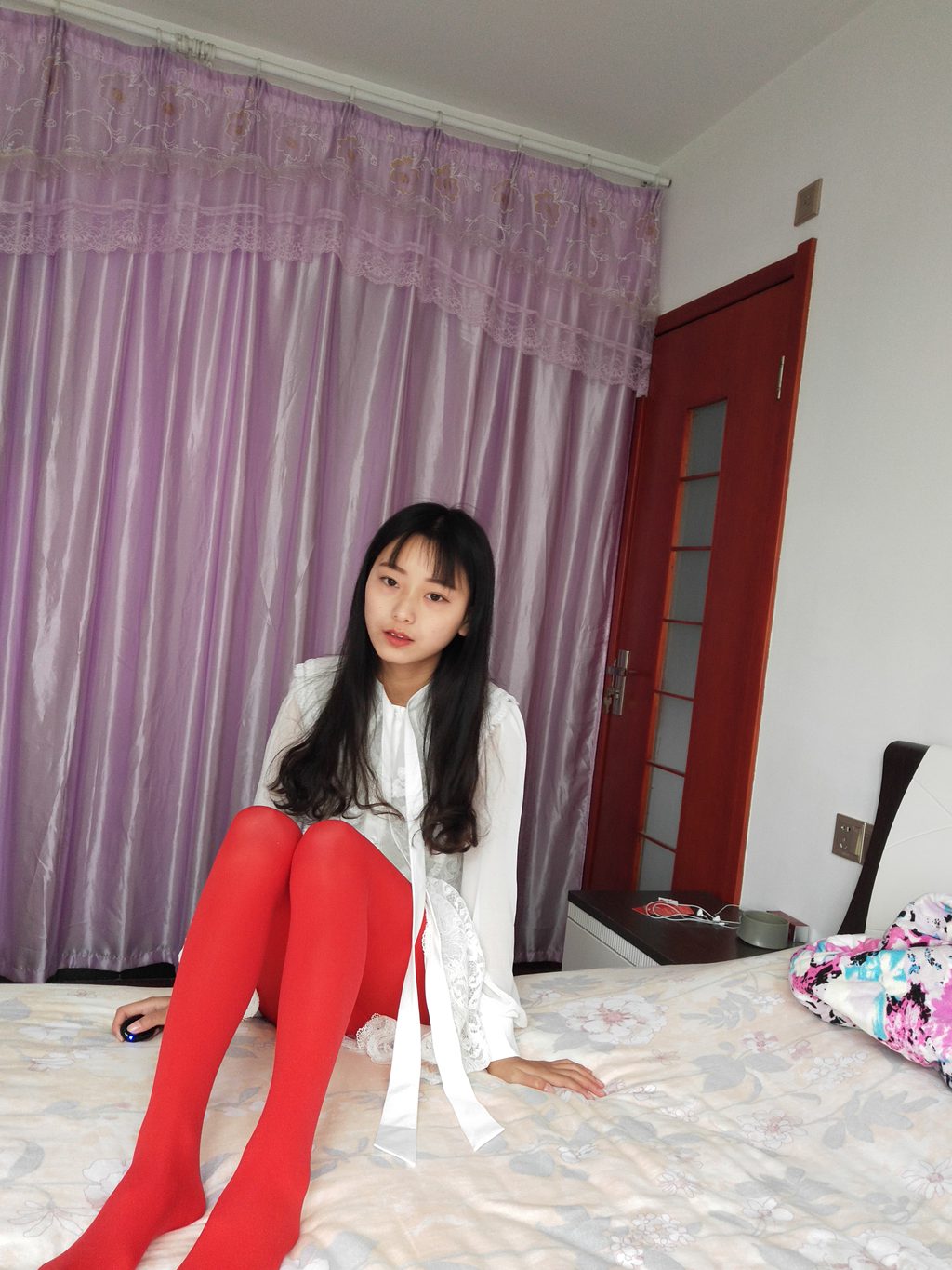 微博人气Coser@蓓蓓-居家白裙子厚红丝连裤袜[67P-269M] 网红写真-第3张