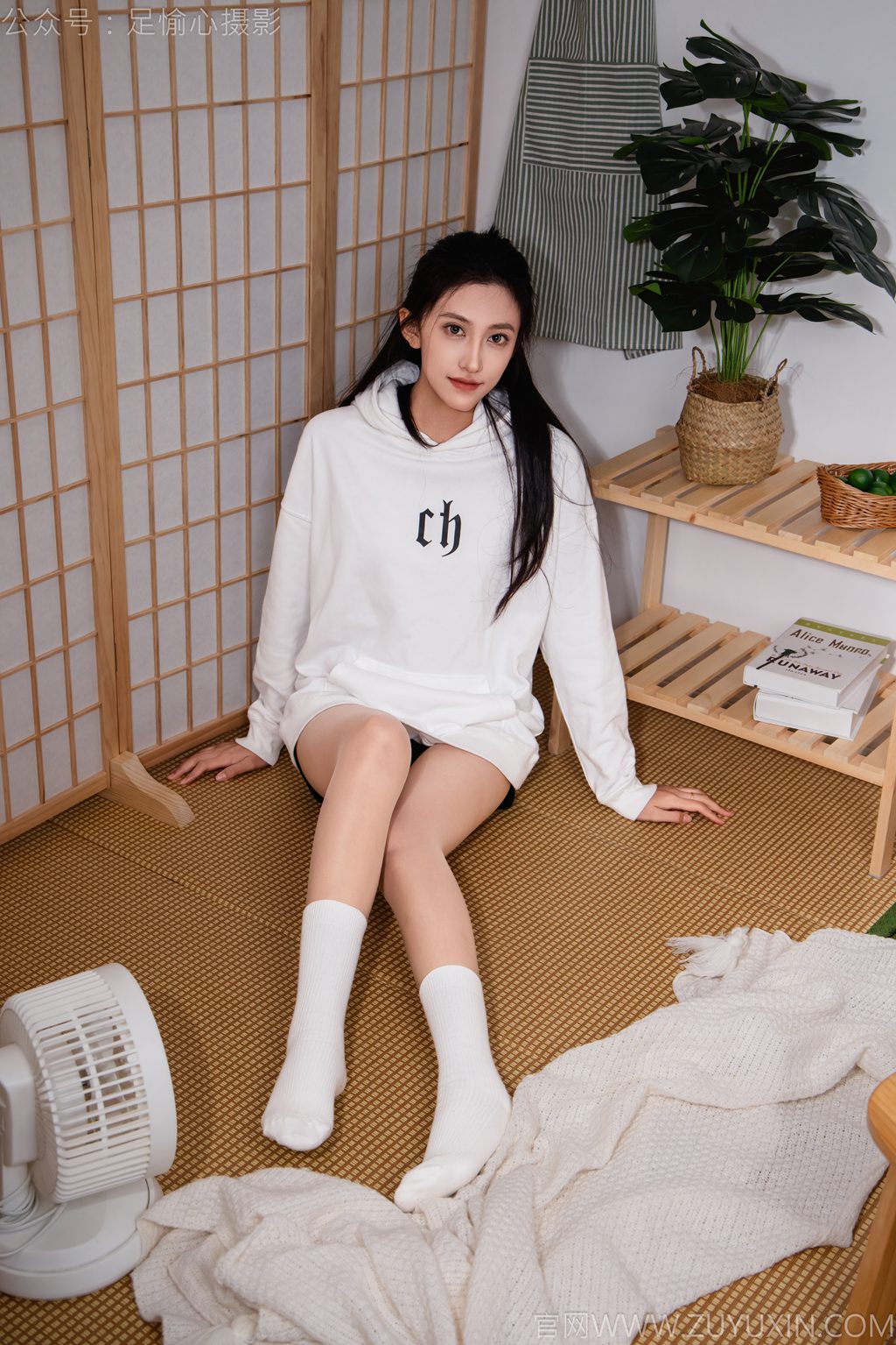 [足愉心摄影] NO.022 模特可乐（搭配：白色卫衣、黑色打底裤、运动鞋、肉丝色袜、白色长筒棉袜）（完整版）[110P/1V/7.52G] 年费专享-第3张