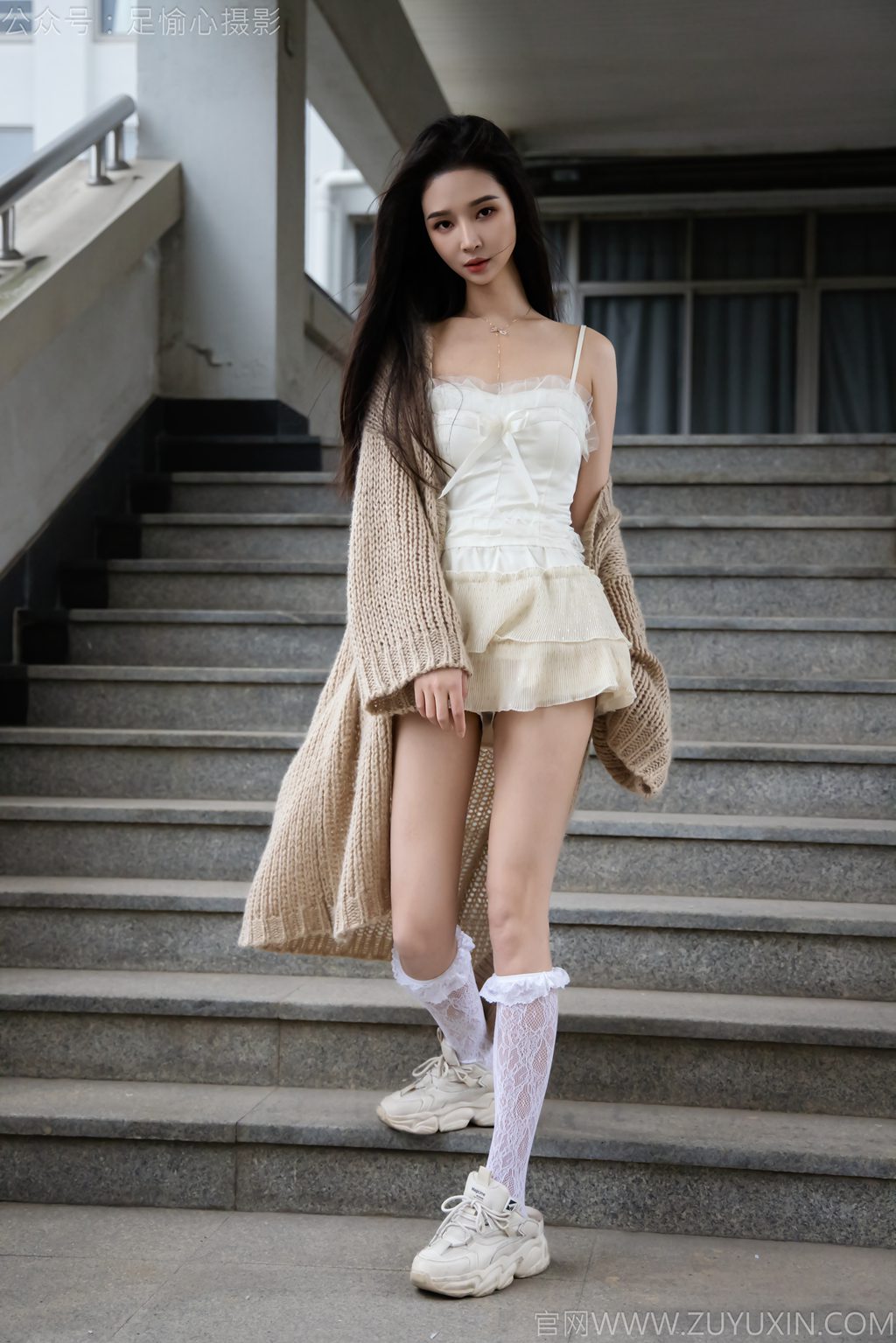 [足愉心摄影] NO.017 模特南南（搭配：针织长衣、白色吊带、运动鞋、白色丝袜、裸足）（完整版）[110P/2V/9.50G] 年费专享-第3张