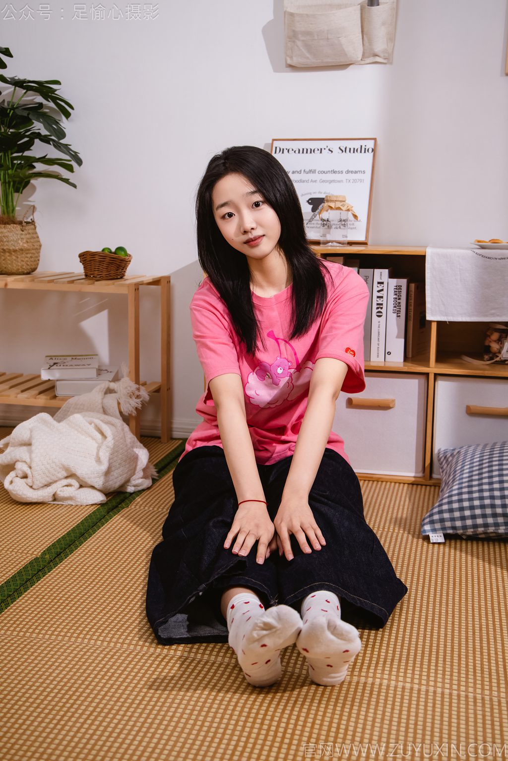 [足愉心摄影] NO.018 模特奶芙（搭配：粉色T恤、牛仔长裤、运动鞋、白色棉袜、裸足）（完整版）[110P/2V/16.32G] 年费专享-第3张