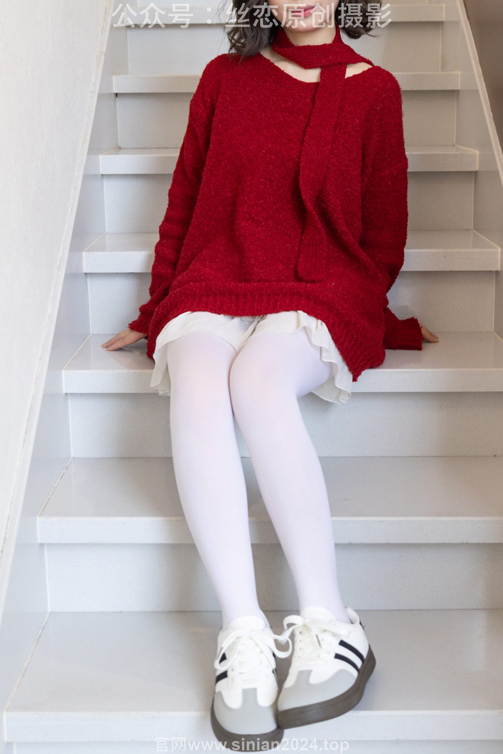 [丝恋摄影] NO.010 泡芙-厚白丝，白板鞋，红毛衣（花絮版）[228P/1V/3.13G] 丝恋摄影-第3张