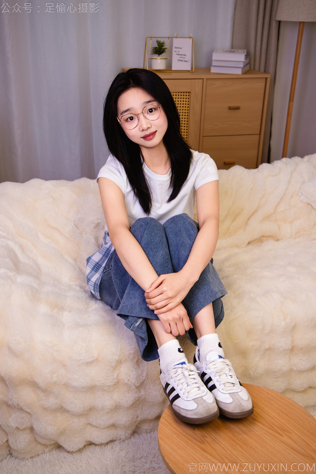 [足愉心摄影] NO.027 模特奶芙（搭配：白色T恤、牛仔长裤、德训鞋、白色棉袜、裸足）（完整版）[110P/2V/19.4G] 年费专享-第3张