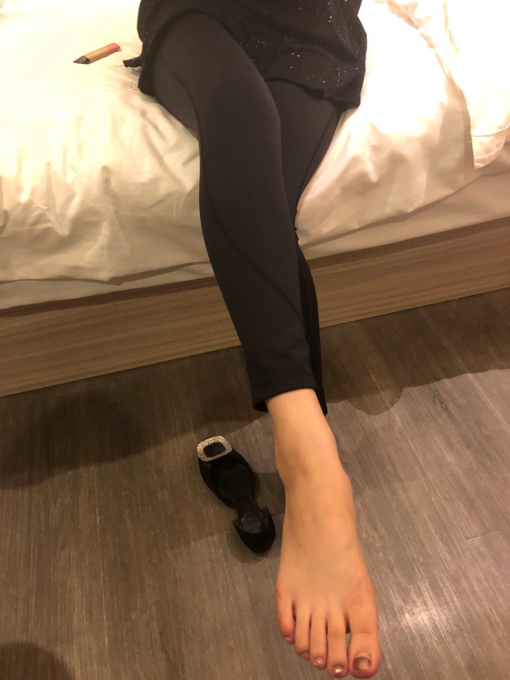 本足摄影-052期 约大四播音系女主持到宾馆按摩玩舔双脚[52P/1V/1.44GB] 年费专享-第3张