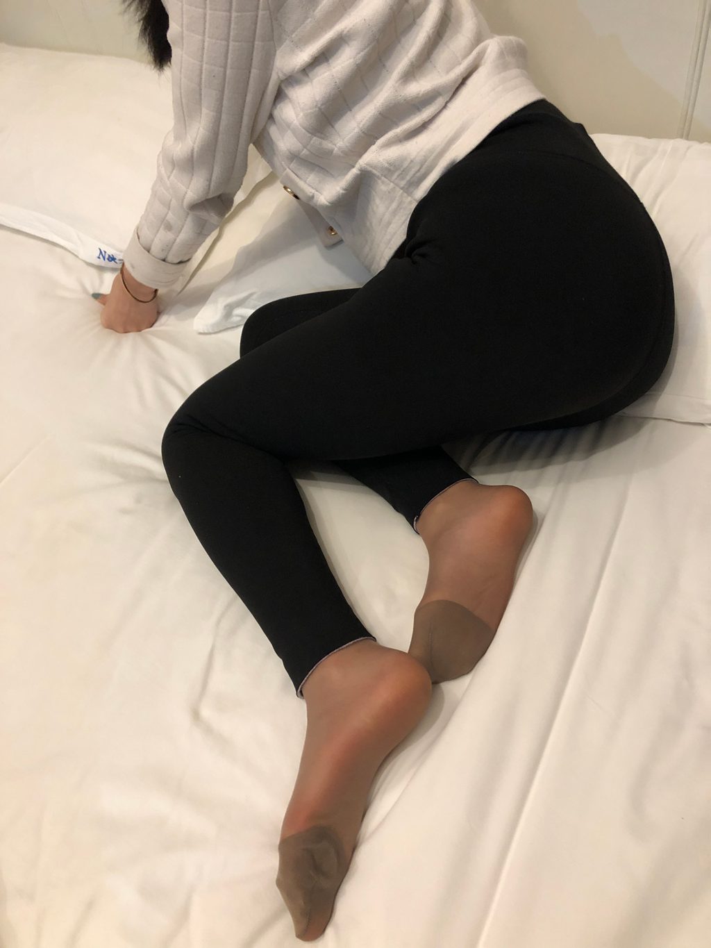 本足摄影-053期 约风骚大四礼仪妹子到宾馆扛起双腿舔脚[53P/1V/802MB] 年费专享-第3张